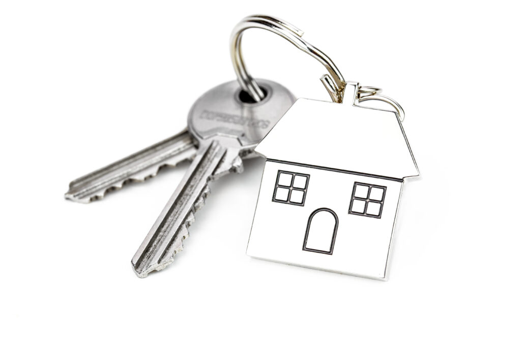 porte clés avec deux clés et une petite maison