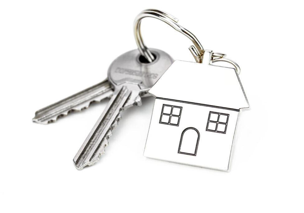 porte clés avec deux clés et une petite maison